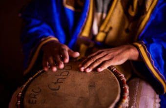 Djembe spielen: der Zauber der afrikanischen Trommeln