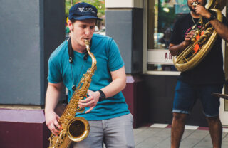 Saxophon spielen mit dem Charme der emotionalen „Kanne“