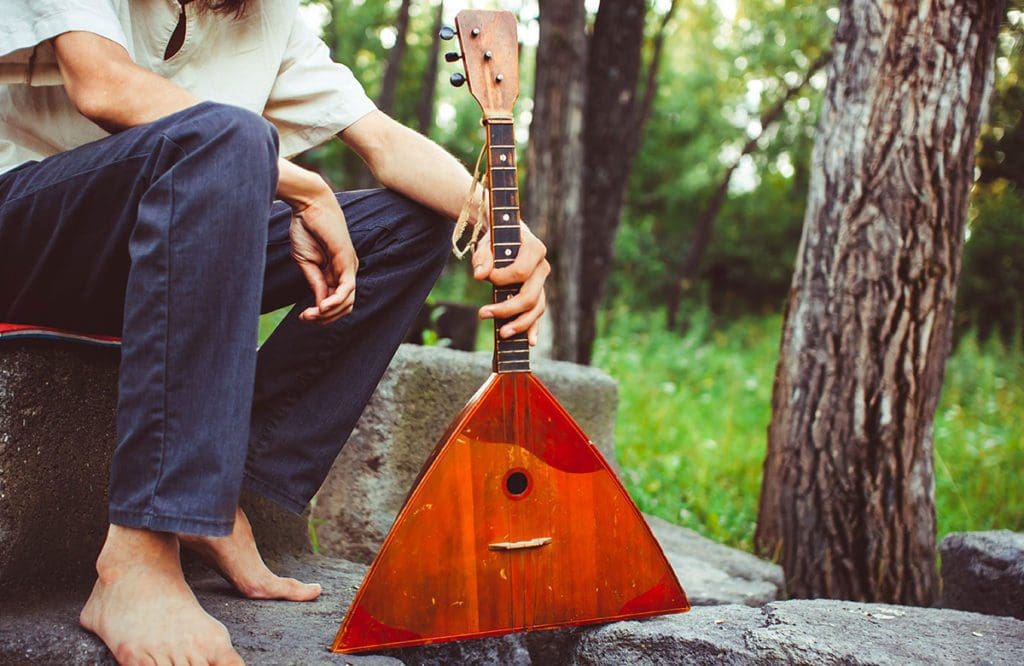 Balalaika Spielen – Instrument Mit Dem Charme Russischer Melancholie ...